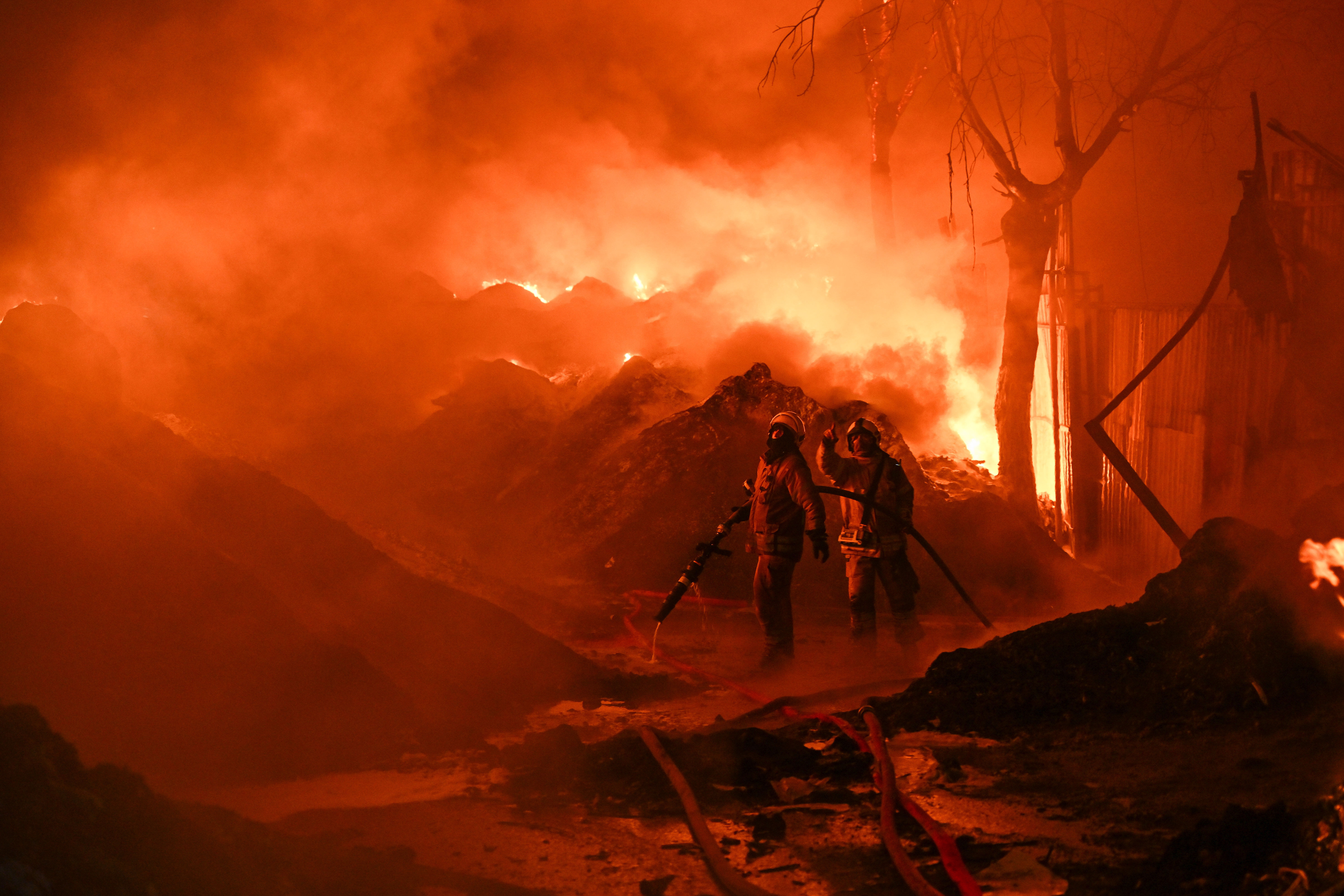 İstanbul alev alev yanıyor! Çok sayıda itfaiye Avcılar’a sevk edildi İstanbul alev alev yanıyor! Çok sayıda itfaiye Avcılar’a sevk edildi - 3. Resim
