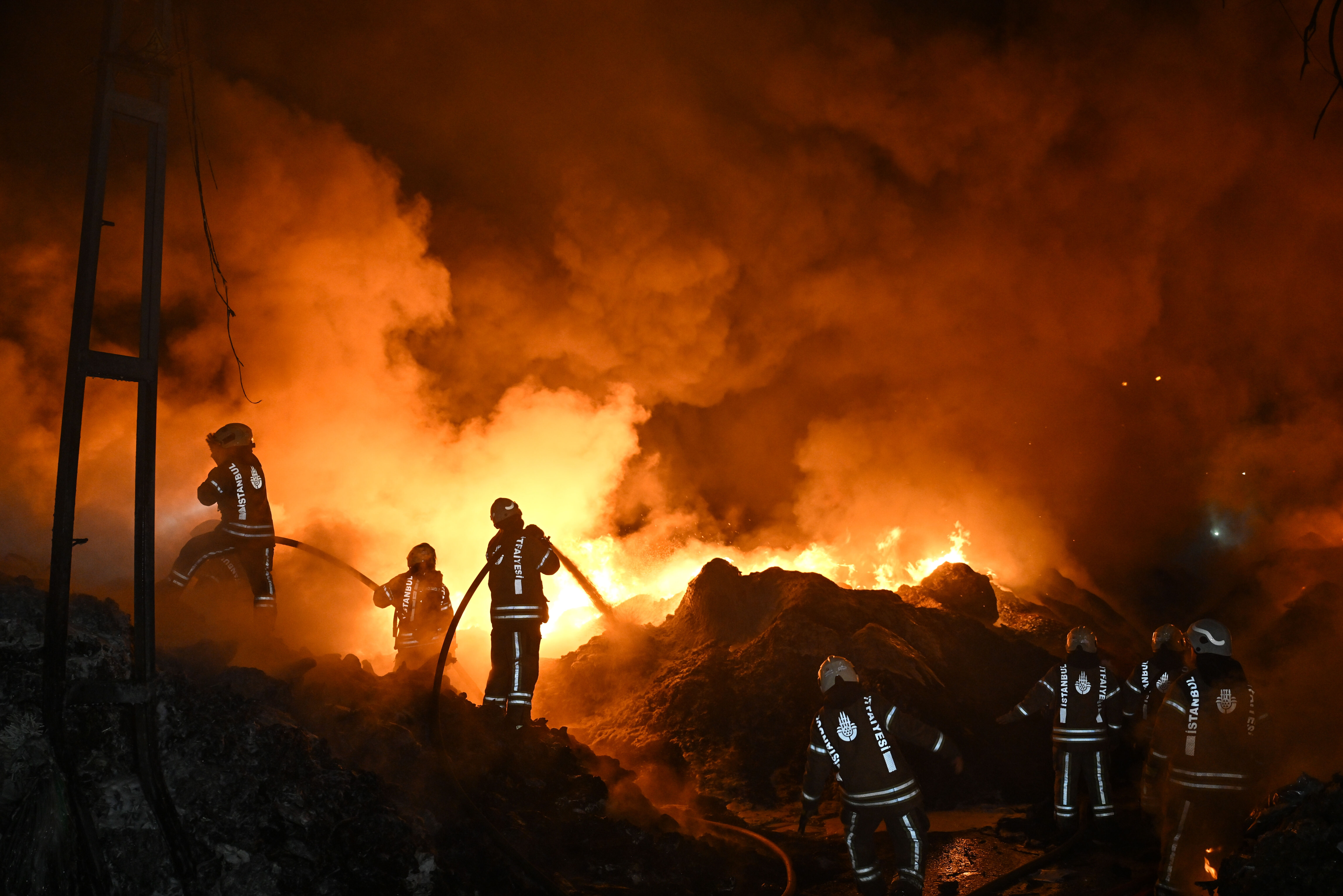 İstanbul alev alev yanıyor! Çok sayıda itfaiye Avcılar’a sevk edildi İstanbul alev alev yanıyor! Çok sayıda itfaiye Avcılar’a sevk edildi - 4. Resim