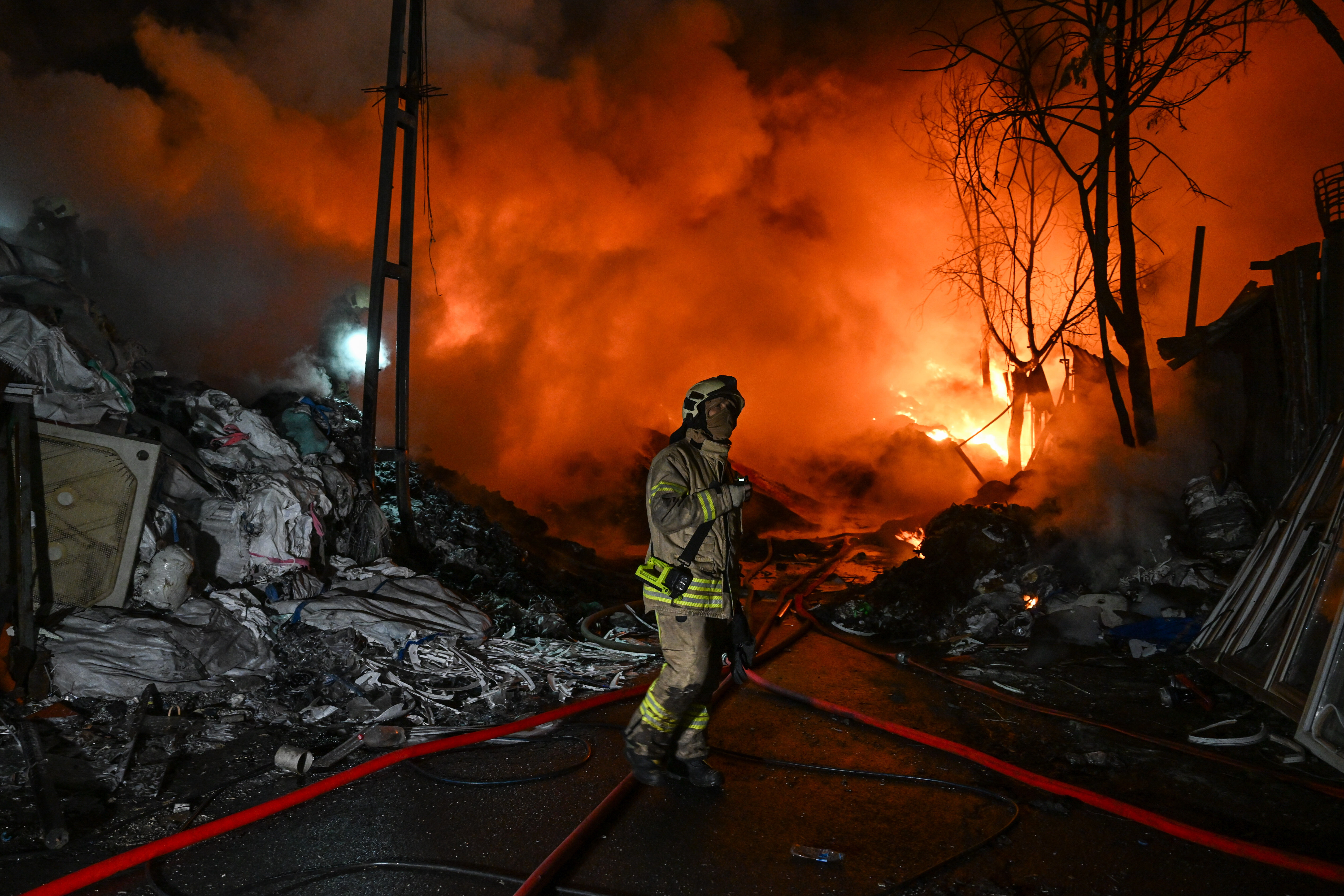 İstanbul alev alev yanıyor! Çok sayıda itfaiye Avcılar’a sevk edildi İstanbul alev alev yanıyor! Çok sayıda itfaiye Avcılar’a sevk edildi - 5. Resim