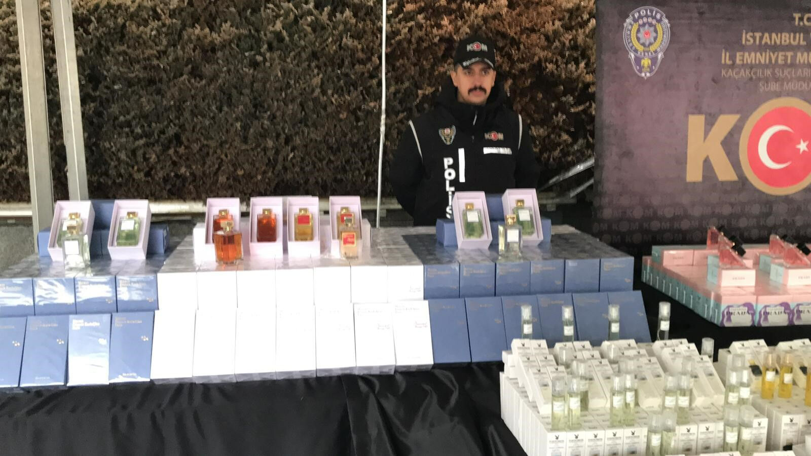 İstanbul'da 150 milyon TL'lik kaçak parfüm operasyonu - 1. Resim