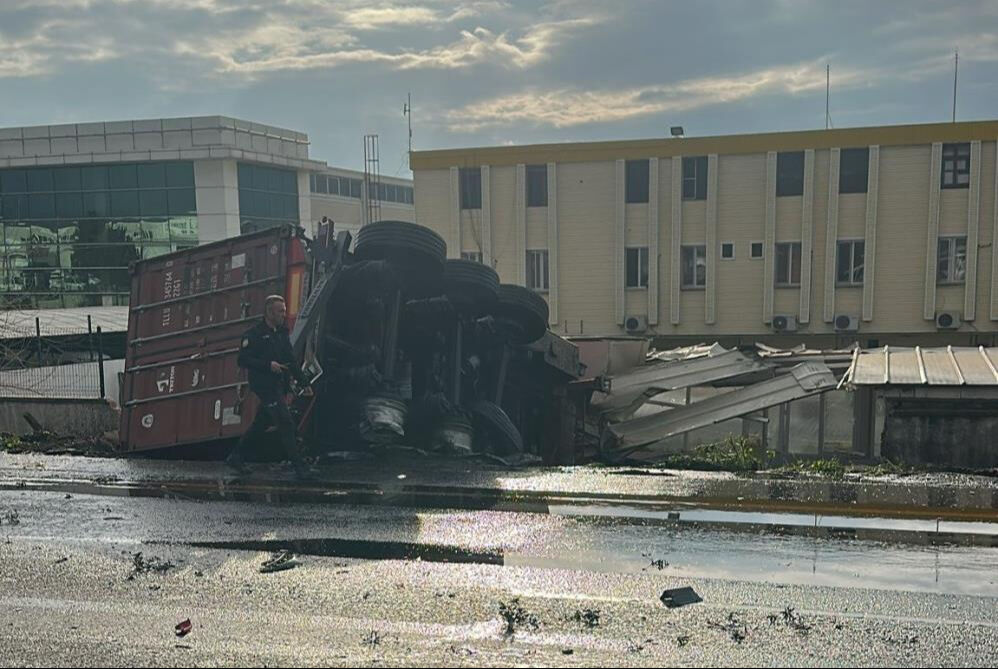 İzmir'de 4 araç birbirine girdi! 1 kişi hayatını kaybetti - 1. Resim