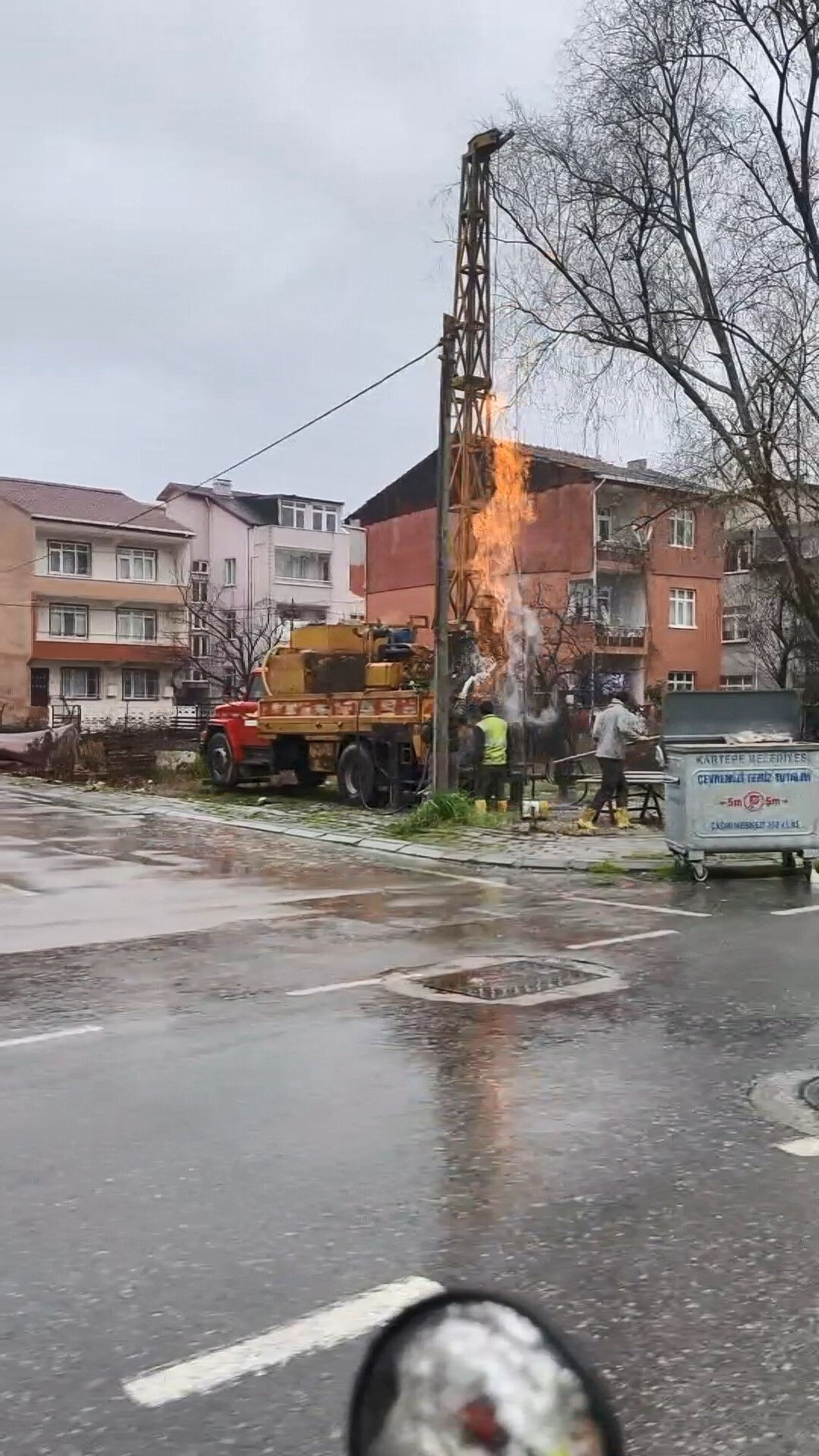 Kocaeli'de metan gazı yangını! Saatlerdir sürüyor, işçiler müdahale etti - 1. Resim