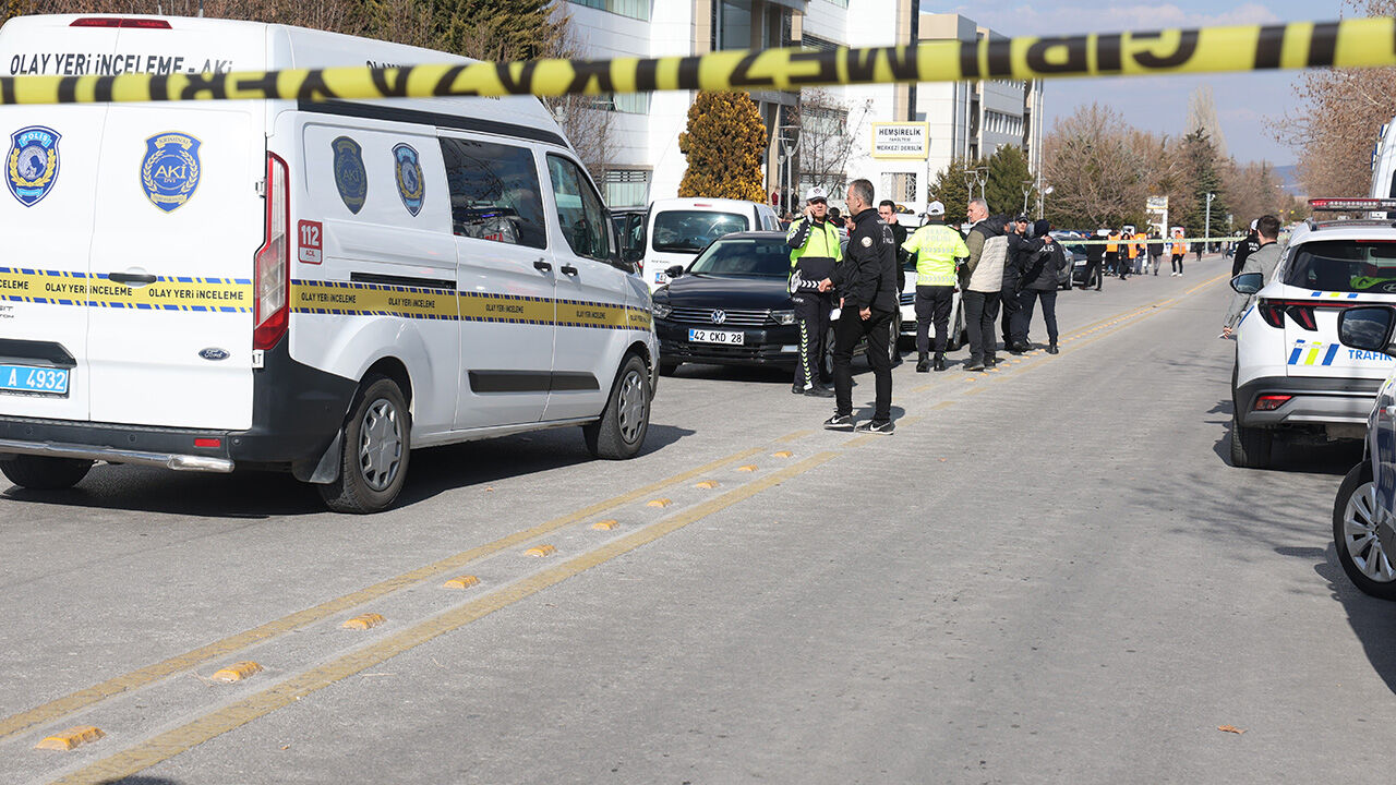 Konya'da üniversitede silahlı saldırı! Dekan yardımcısını vurup intihar girişiminde bulundu Konya'da üniversitede silahlı saldırı! Dekan yardımcısını vurup intihar girişiminde bulundu - 1. Resim