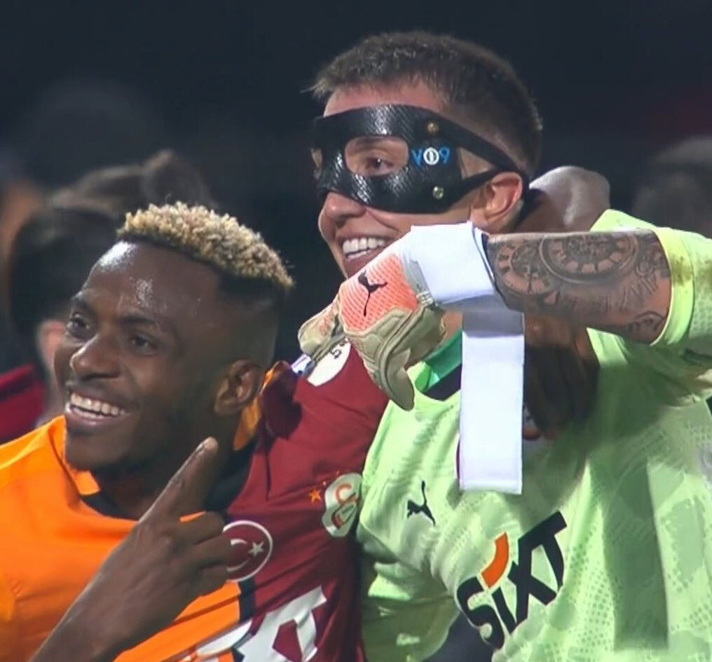 Muslera'ya Osimhen takviyesi! Maç sonunda maskeyi taktı Muslera'ya Osimhen takviyesi! Maç sonunda maskeyi taktı - 1. Resim