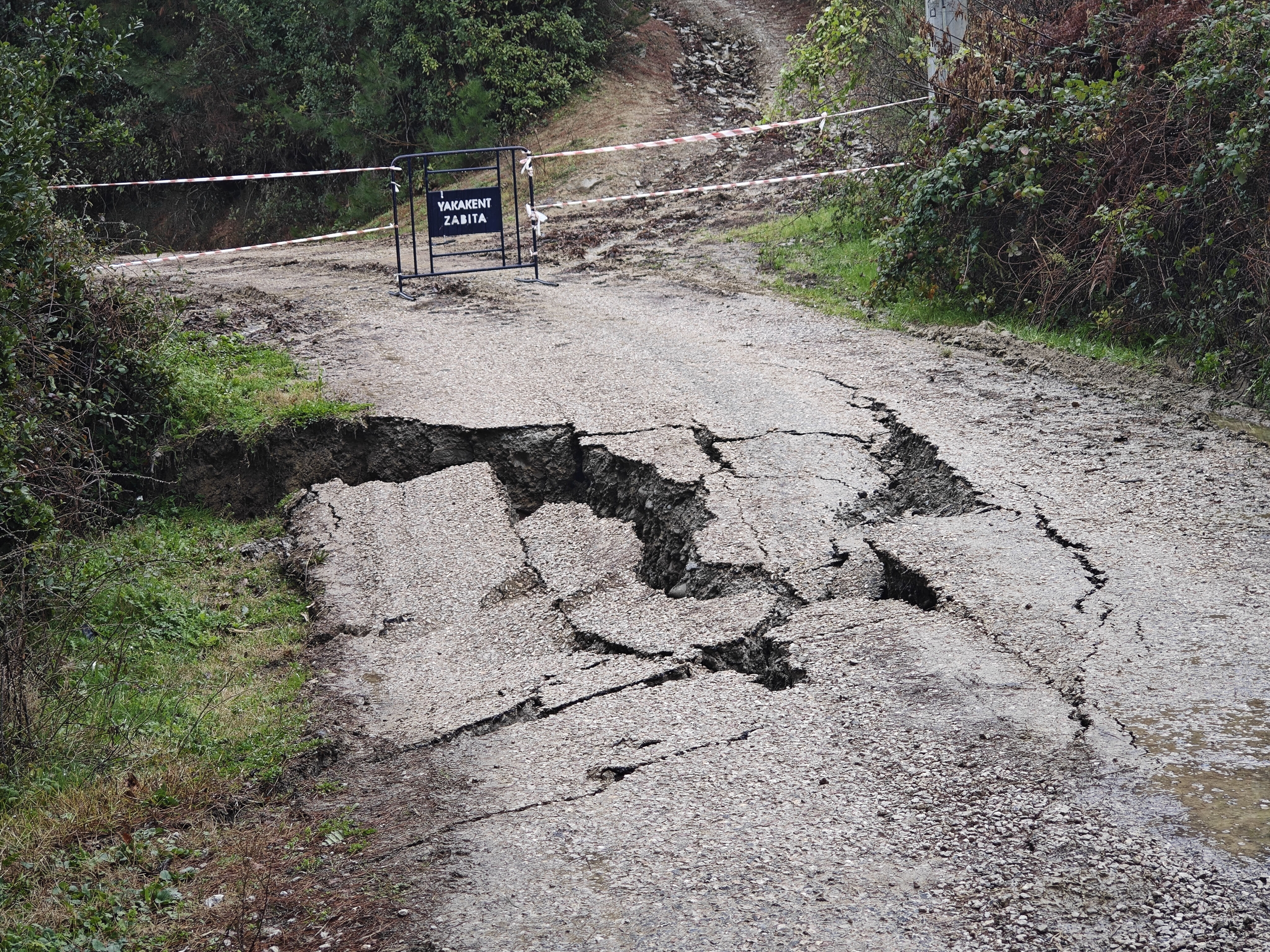 Samsun'u sağanak vurdu! Yol çöktü, trafik durdu - 1. Resim
