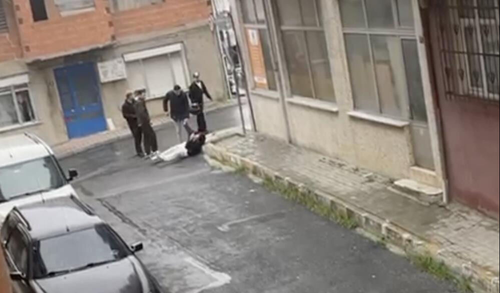 Tartıştıkları genci dövdüler! Feci anlar kamerada Tartıştıkları genci dövdüler! Feci anlar kamerada - 1. Resim