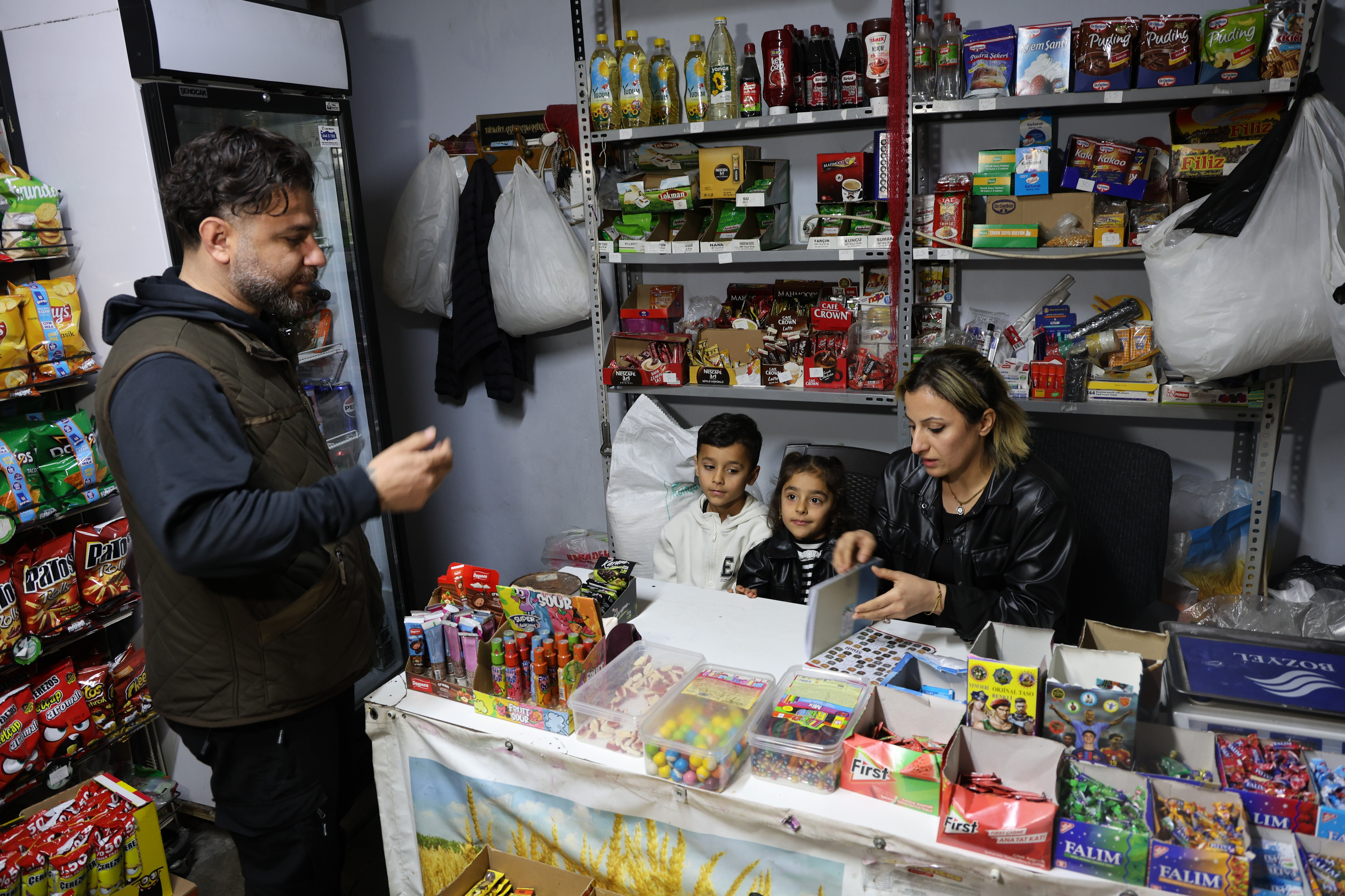 Veresiye defteri temizlendi! Hayırsever vatandaş bir mahallenin tüm bakkal borcunu ödedi - 1. Resim