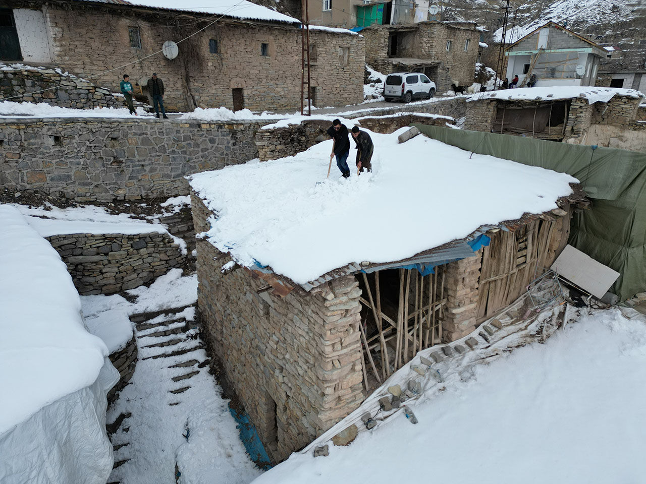 Betonlaşmaya direniyorlar! Karla mücadele eden Uzungeçit'te 100 yıllık evleri korumaya çalışıyorlar Betonlaşmaya direniyorlar! Karla mücadele eden Uzungeçit'te 100 yıllık evleri korumaya çalışıyorlar - 1. Resim