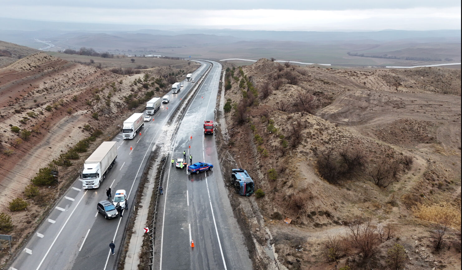 Cezaevi aracı şarampole uçtu! Devrilen araçta 7'si jandarma 2 mahkum yaralandı - 1. Resim