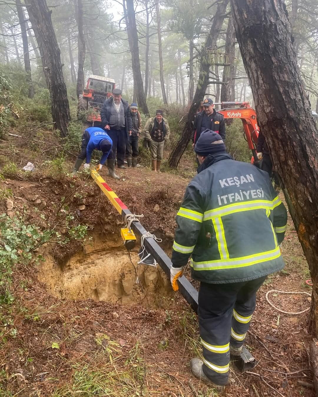 Define tünelinde kurtarma operasyonu! Edirne'de keçiler 32 metrelik çukura düştü Defineci tünelinde kurtarma operasyonu! Edirne'de keçiler 32 metrelik çukura düştü - 1. Resim
