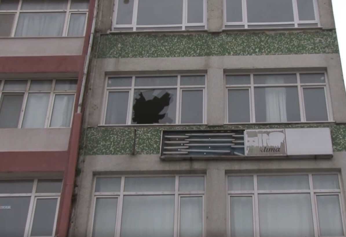 Dövdükleri arkadaşlarını camdan atıp öldürdüler! Aralarında kuzeni de var Dövdükleri arkadaşlarını camdan atıp öldürdüler! Aralarında kuzeni de var - 1. Resim