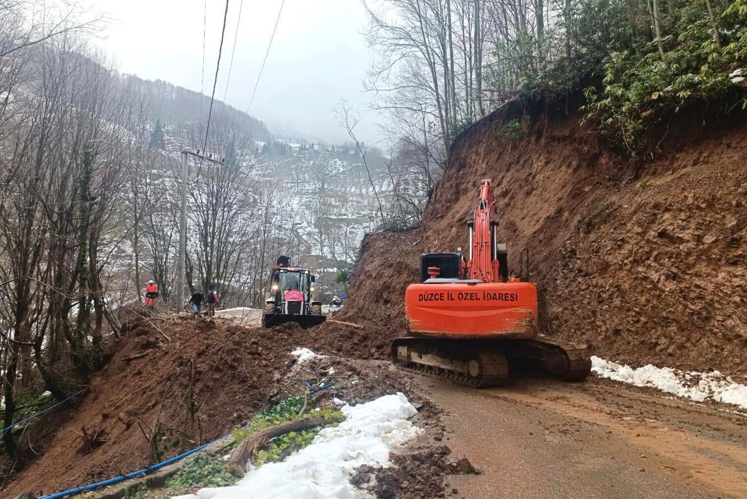 Düzce'de heyelan! Köy yolu ulaşıma kapandı, ekipler seferber oldu - 1. Resim