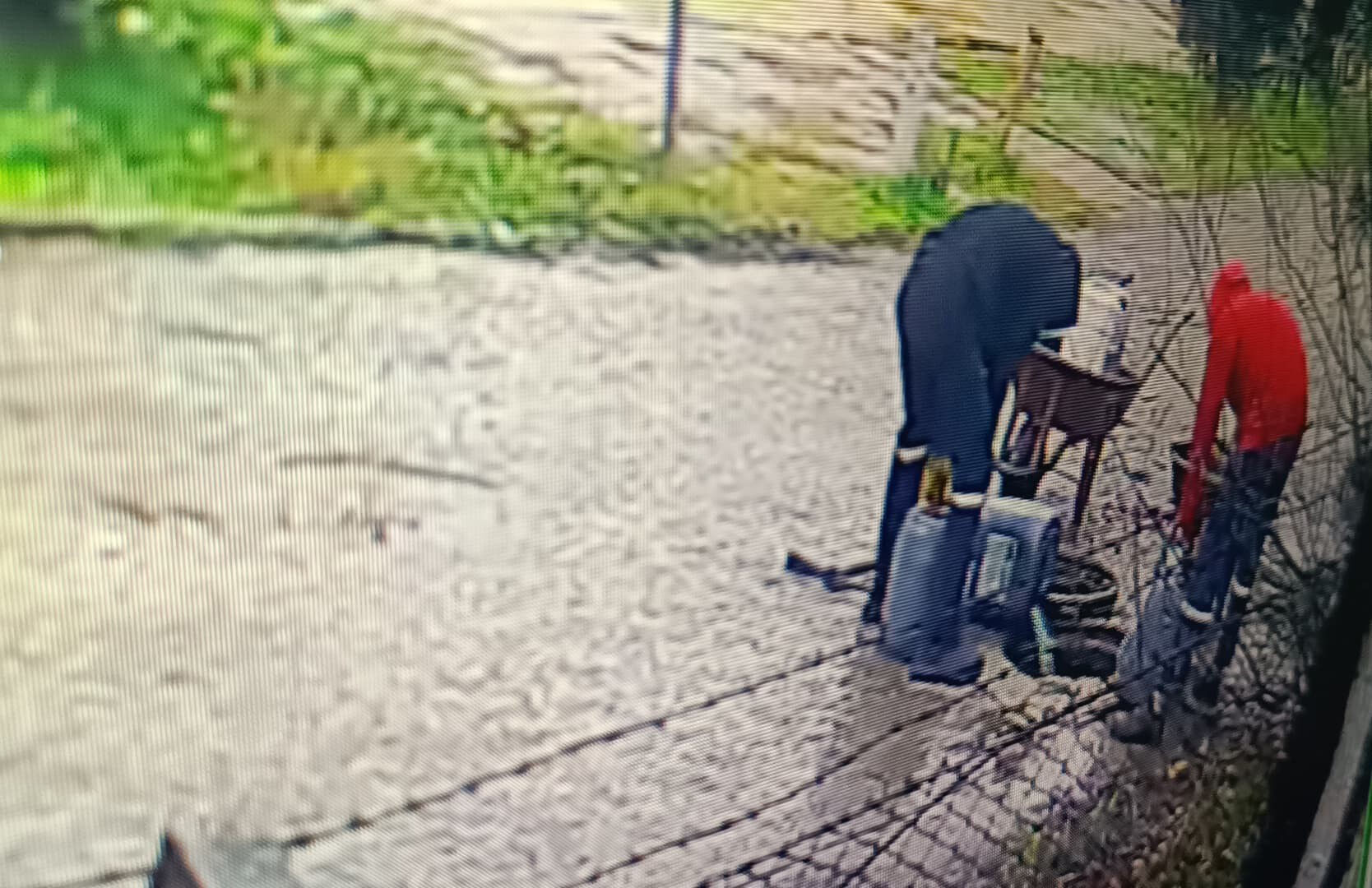 Görüntü İstanbul'dan! Çocuk parkındaki rögarı açıp yabancı madde döktüler - 1. Resim