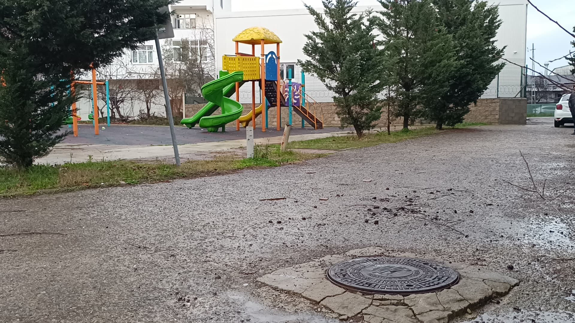 Görüntü İstanbul'dan! Çocuk parkındaki rögarı açıp yabancı madde döktüler - 2. Resim