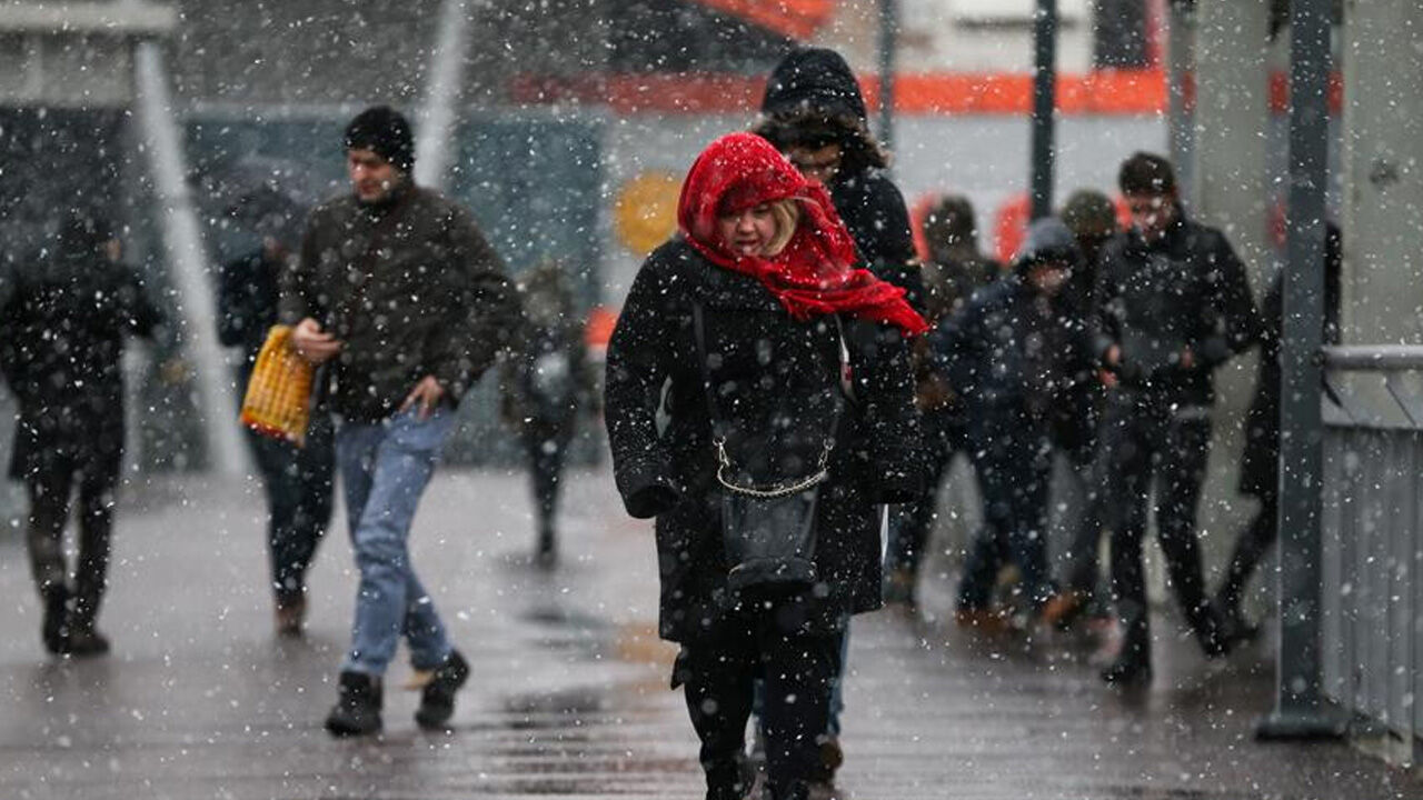 İstanbul'da 30 cm kar! 4 gün göz gözü görmeyecek, okullar tatil olabilir - 2. Resim