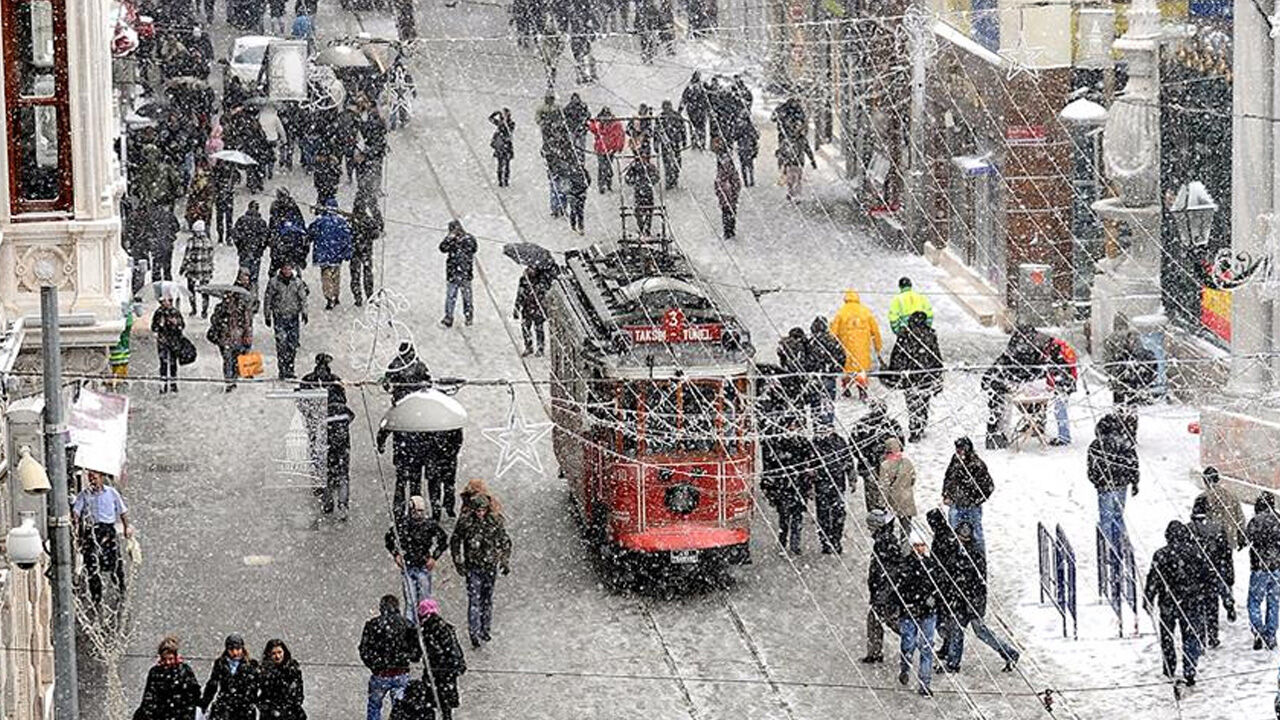 İstanbul'da 30 cm kar! 4 gün göz gözü görmeyecek, okullar tatil olabilir - 1. Resim
