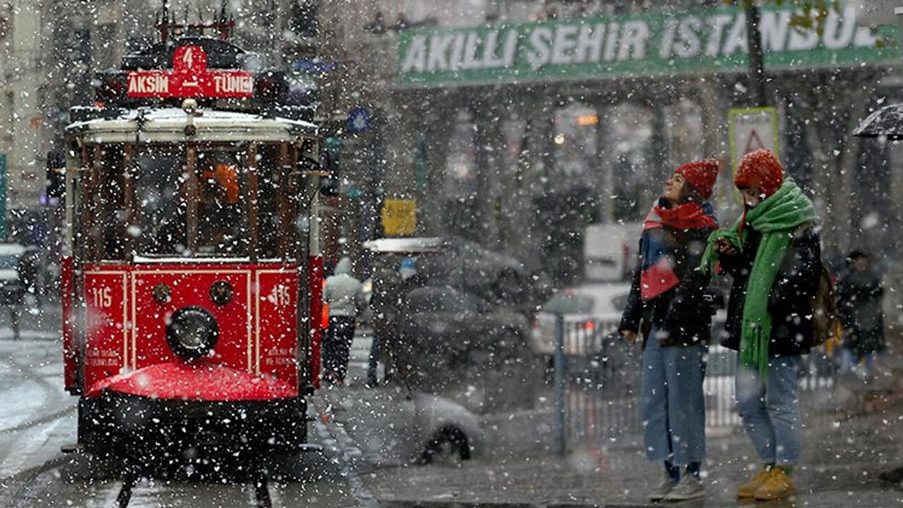 İstanbul'da 30 cm kar! 4 gün göz gözü görmeyecek, okullar tatil olabilir - 5. Resim