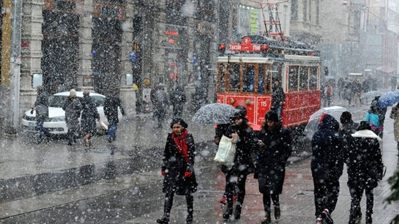 İstanbul'da 30 cm kar! 4 gün göz gözü görmeyecek, okullar tatil olabilir - 3. Resim