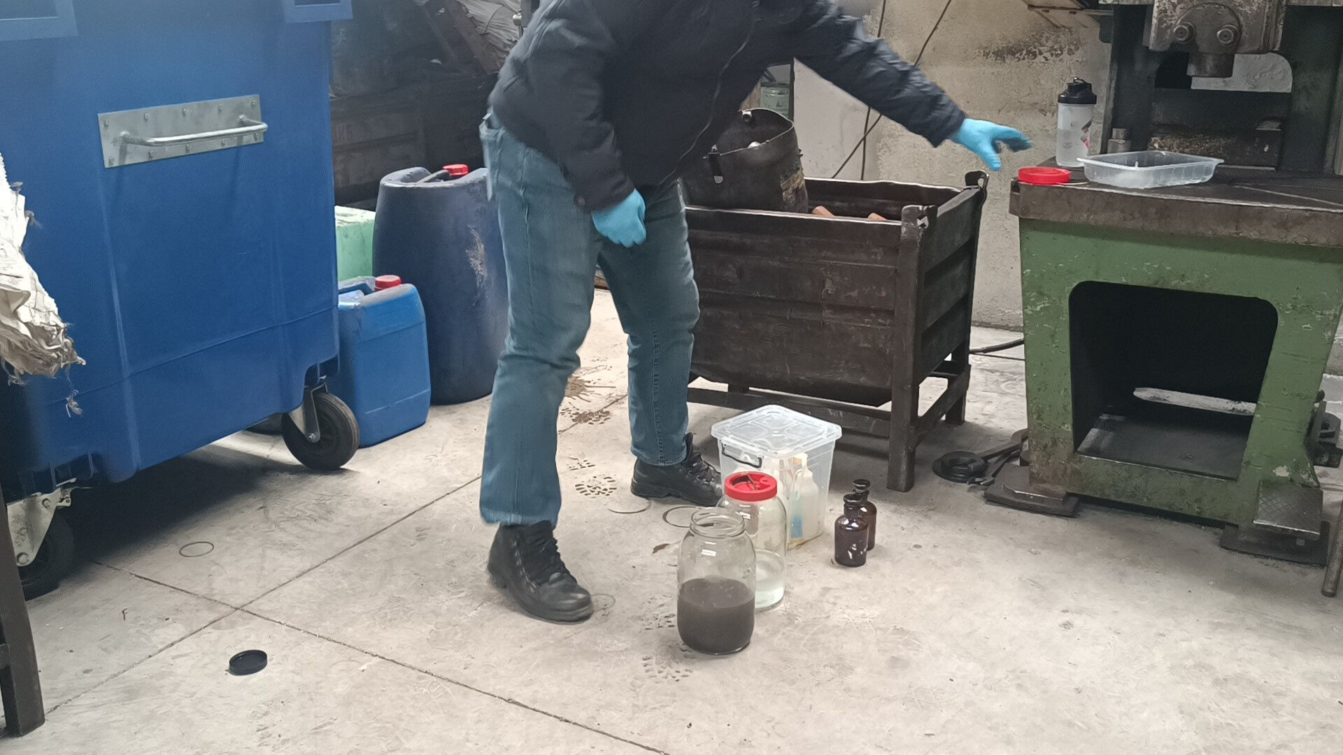 İstanbul'da şüpheli kimyasal atık olayı! Rögar kapağını açıp kanalizasyona sıvı döktüler, İSKİ harekete geçti - 1. Resim