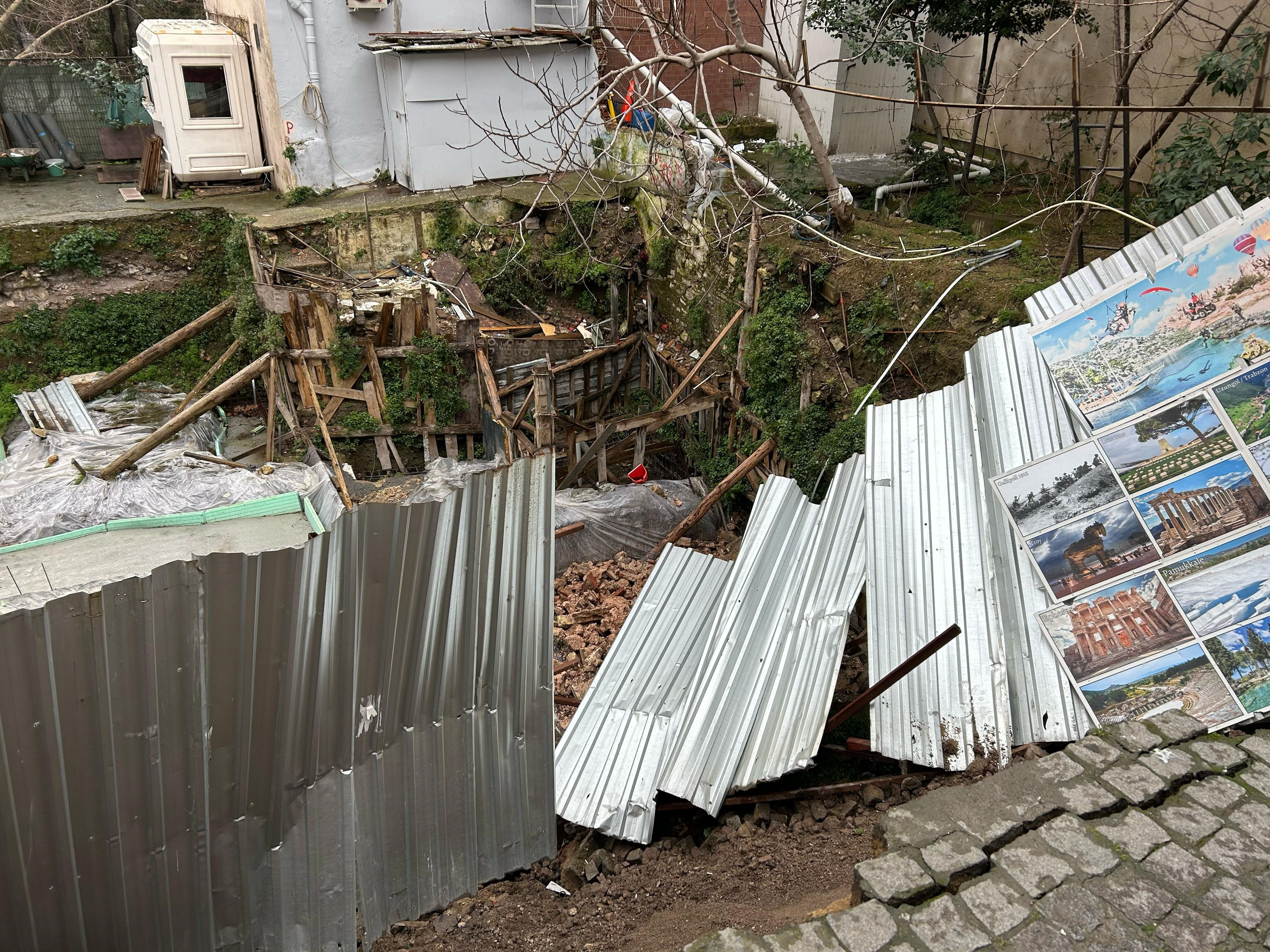 İstanbul'un göbeğindeki heyelan kamerada! Bomba patlar gibi patladı İstanbul'un göbeğindeki heyelan kamerada! Bomba patlar gibi patladı - 1. Resim