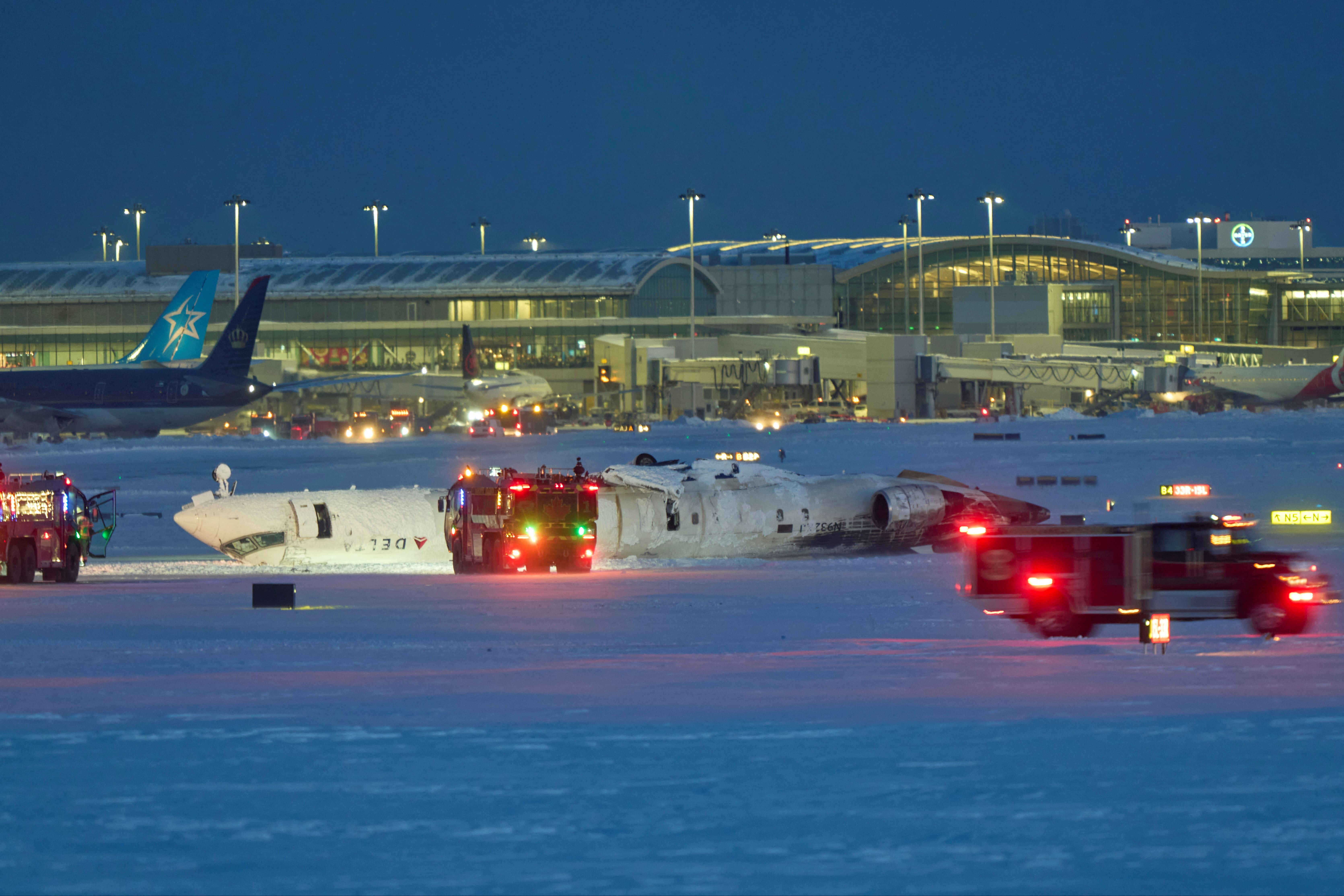 Kanada'da 80 kişi baş aşağı kalmıştı! İşte yolcu uçağının ters dönme anı - 3. Resim
