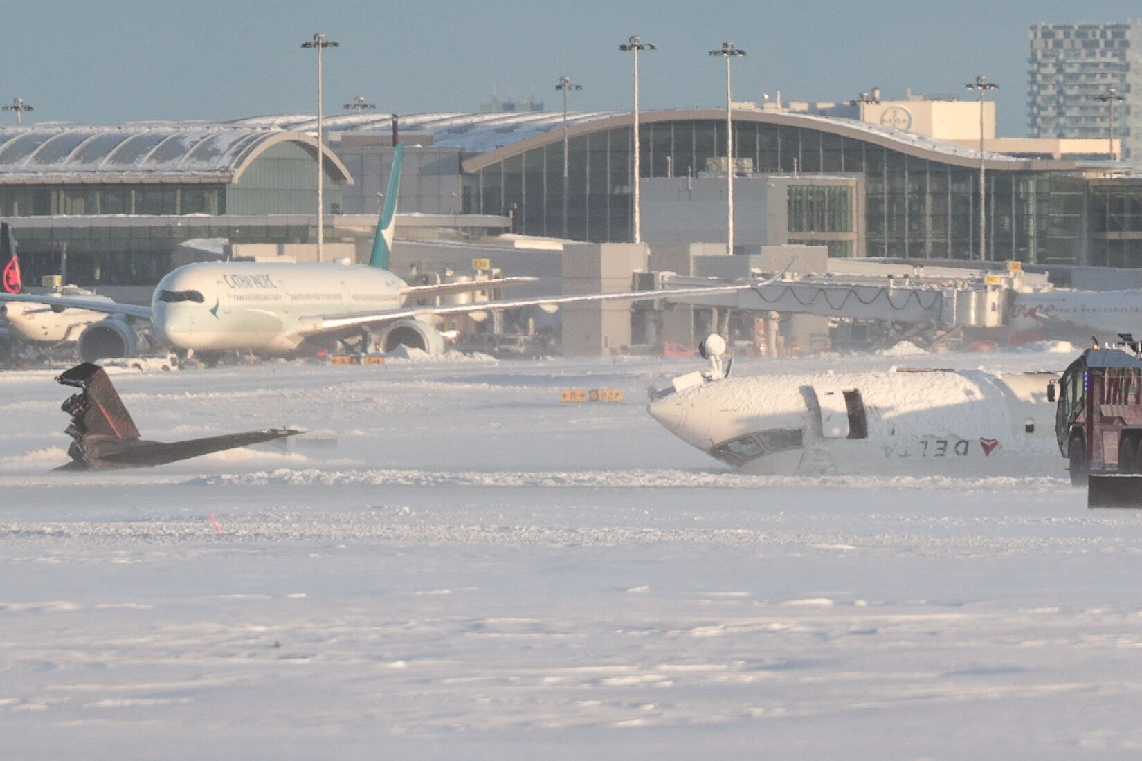 Kanada'da 80 kişi baş aşağı kalmıştı! İşte yolcu uçağının ters dönme anı - 2. Resim