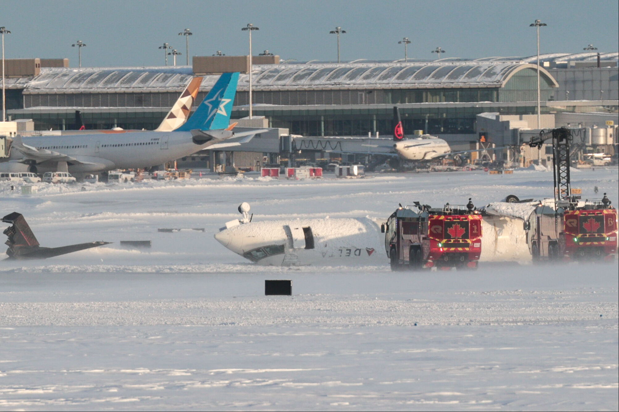 Kanada'da 80 kişi baş aşağı kalmıştı! İşte yolcu uçağının ters dönme anı - 1. Resim