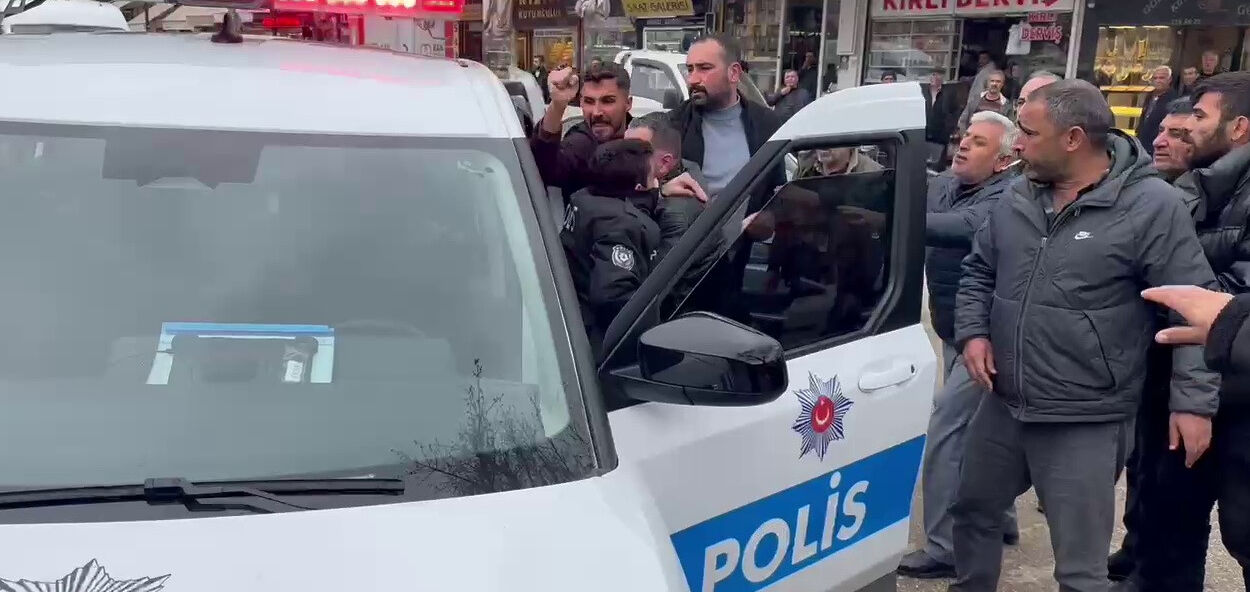 Kenti karıştıran cinsel taciz iddiası! Yakalayıp tekme tokat dövdüler - 1. Resim