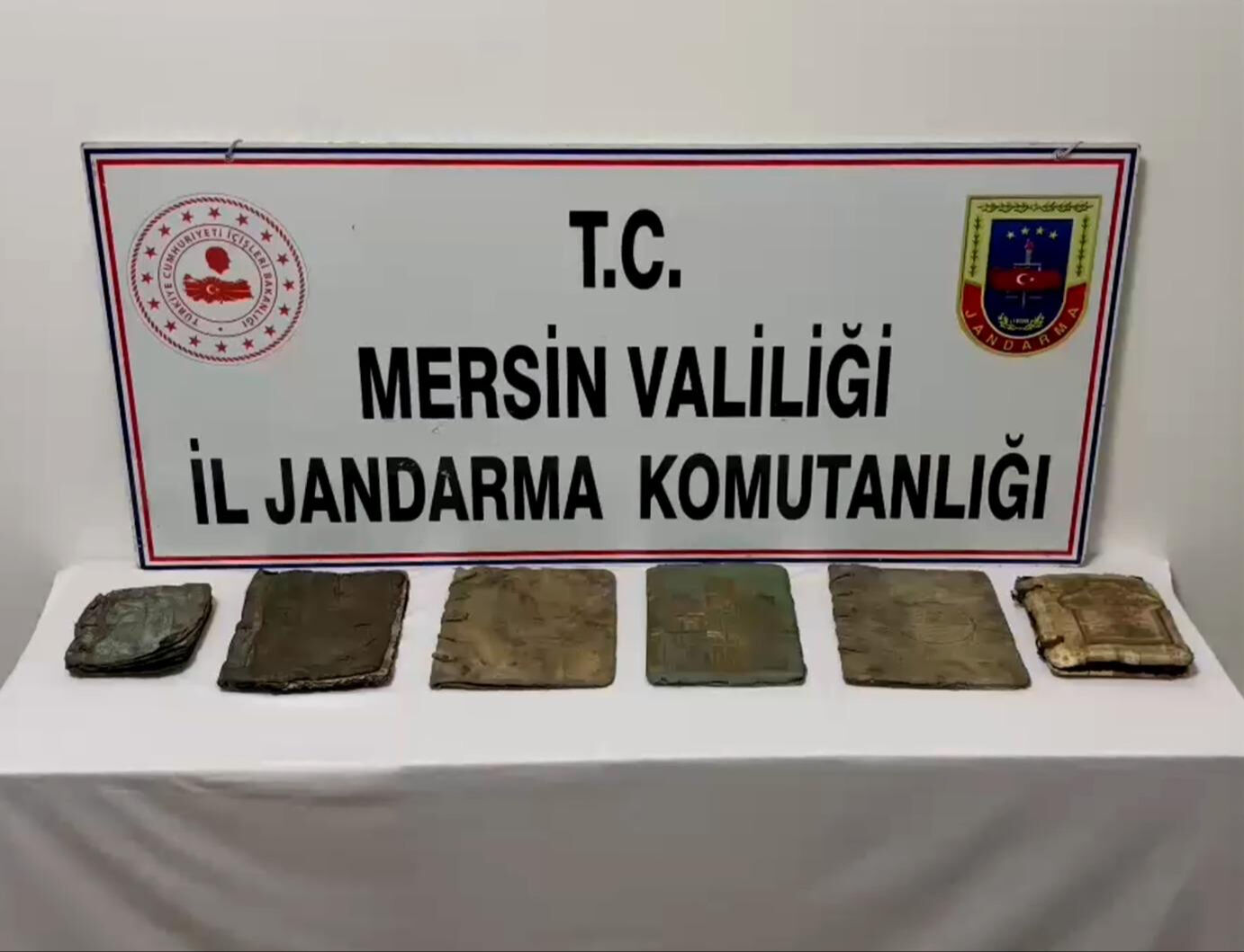 Mersin'de yazma eser operasyonu! En az 1500 yıllık kitaplar ele geçirildi - 1. Resim