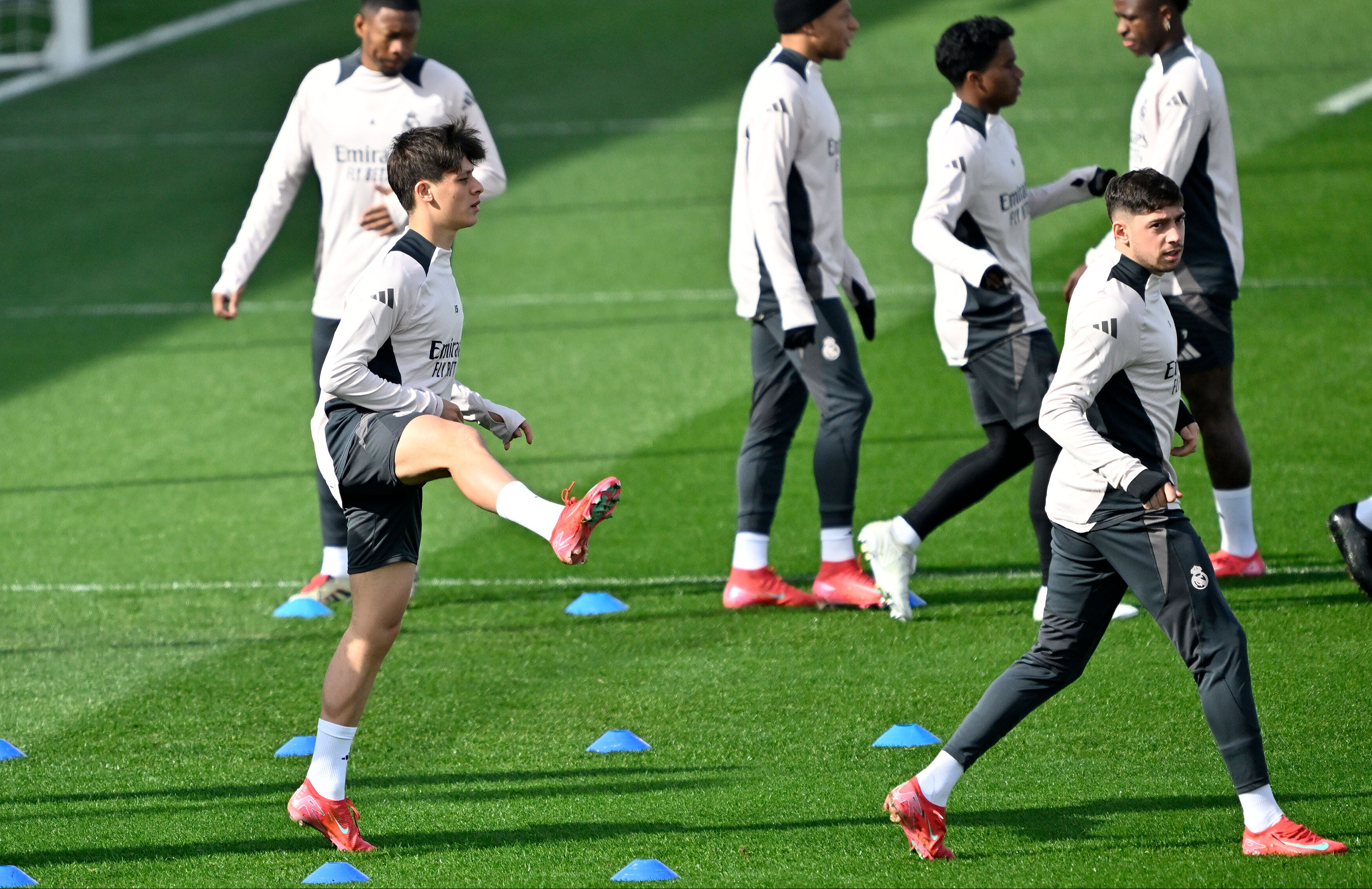 Takım arkadaşı Arda Güler'i yere göğe sığdıramadı - 1. Resim