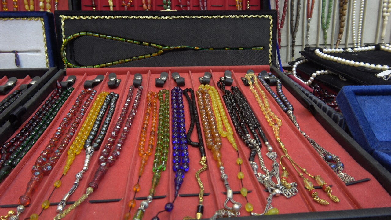 Tespihler yeni yatırım aracı oluyor: 100 bin lira ile 200 bin lira arasında alıcı bulabiliyor! Tespihler yeni yatırım aracı oluyor: 100 bin lira ile 200 bin lira arasında alıcı bulabiliyor! - 2. Resim