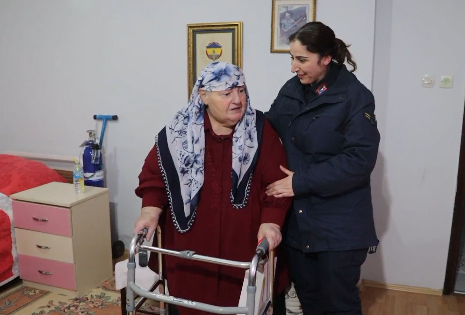 Yalova'dan Muş'a manidar hediye! Selma ve Sabahat nine Mehmet&ccedil;ik i&ccedil;in &ouml;rd&uuml;kleriyle y&uuml;rekleri ısıttı - 3. Resim