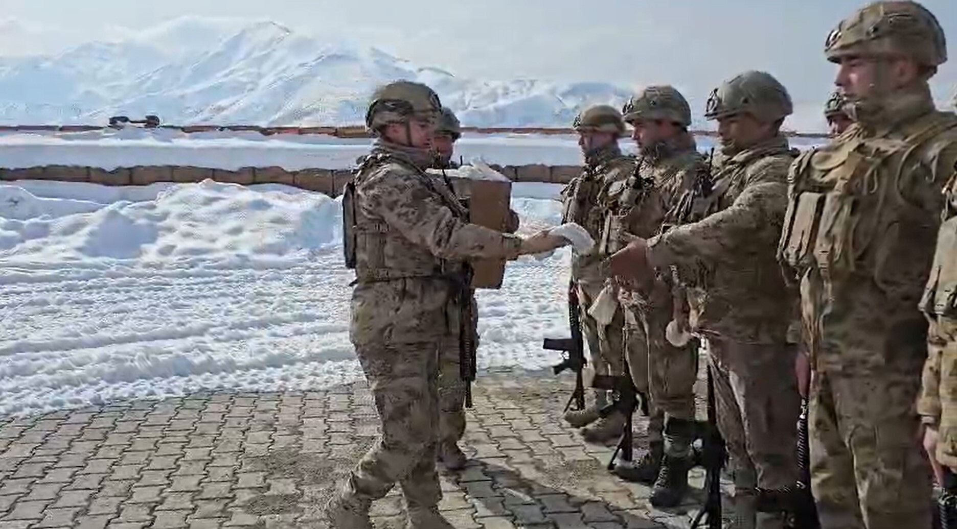 Yalova'dan Muş'a manidar hediye! Selma ve Sabahat nine Mehmet&ccedil;ik i&ccedil;in &ouml;rd&uuml;kleriyle y&uuml;rekleri ısıttı - 2. Resim