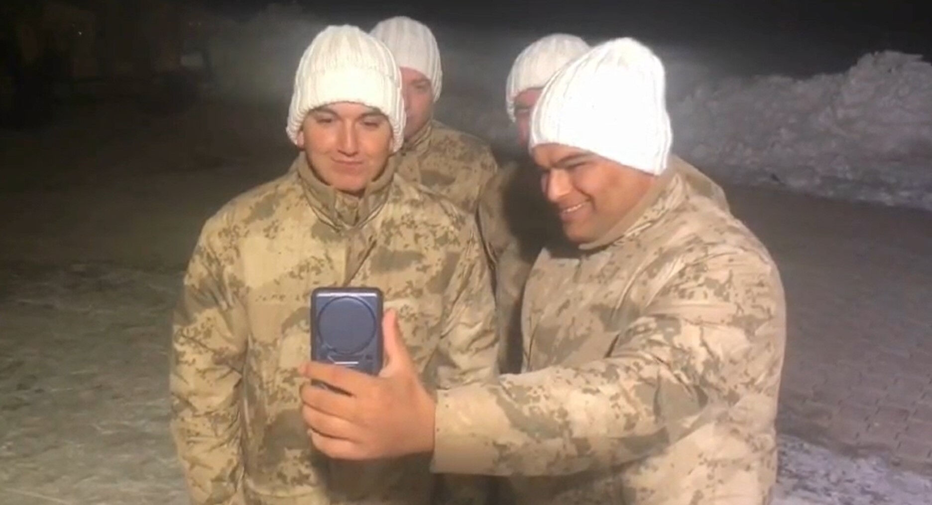 Yalova'dan Muş'a manidar hediye! Selma ve Sabahat nine Mehmet&ccedil;ik i&ccedil;in &ouml;rd&uuml;kleriyle y&uuml;rekleri ısıttı - 5. Resim