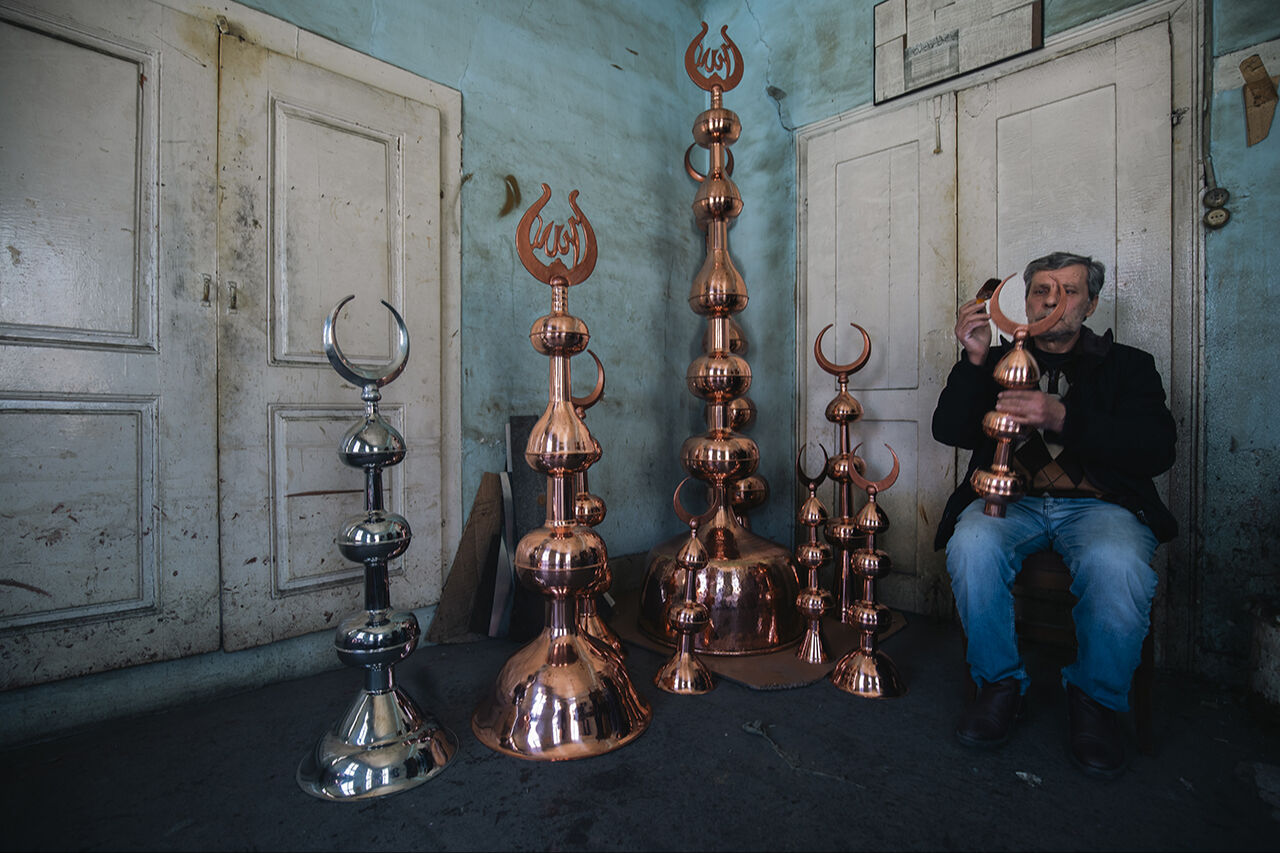 150 bin liralık alem! Bursa'da ürettiği alemler dünya camilerini süslüyor 150 bin liralık alem! Bursa'da ürettiği alemler dünya camilerini süslüyor! - 1. Resim