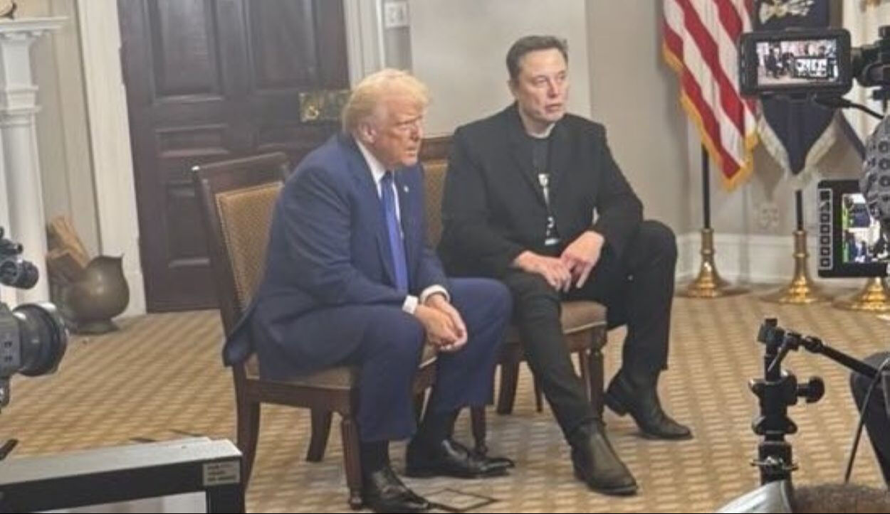 Elon Musk, Trump için ‘Kuduz’ benzetmesi yaptı! Röportajda tuhaf el hareketleriyle gündem oldu - 1. Resim