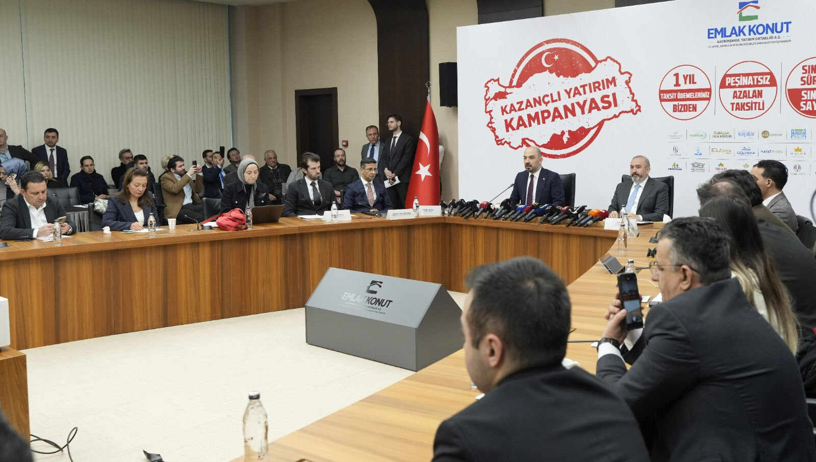 Emlak Konut GYO Genel Müdürü Yasir Yılmaz merakla beklenen “kazançlı yatırım kampanyası”nın detaylarını açıkladı Emlak Konut GYO Genel Müdürü Yasir Yılmaz merakla beklenen “kazançlı yatırım kampanyası”nın detaylarını açıkladı - 1. Resim