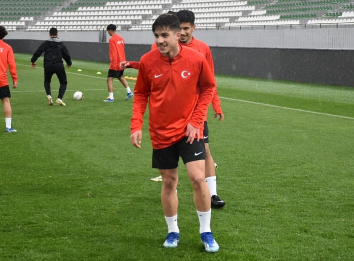 Fenerbahçe'den 5'inci transfer! 18'lik milli isim bonservissiz geldi Fenerbahçe'den 5'inci transfer! 18'lik milli yıldız bonservissiz geldi - 1. Resim