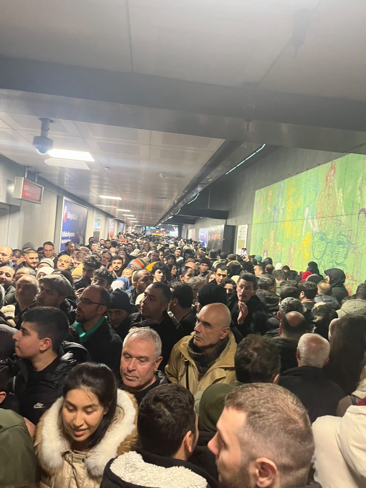 İBB'de vatandaş çileden çıktı! Metro ve metrobüs duraklarında insan seli - 2. Resim