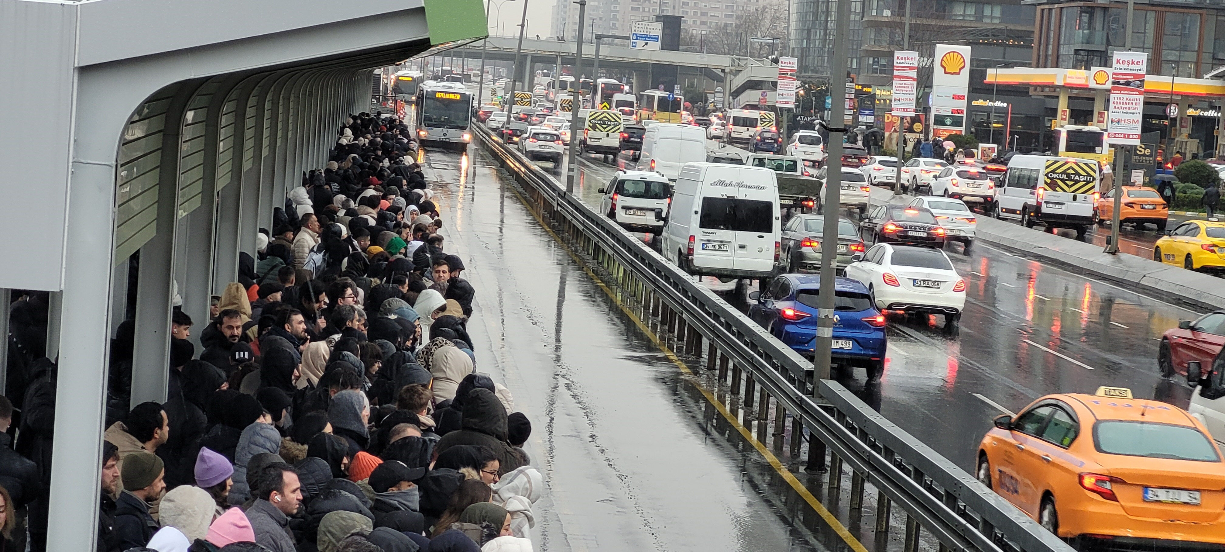 İBB'de vatandaş çileden çıktı! Metro ve metrobüs duraklarında insan seli - 1. Resim