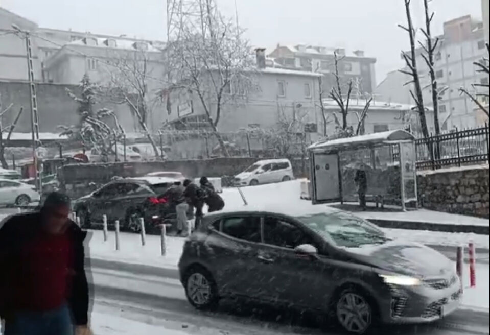 İstanbul'da beklenen kar çileye dönüştü! Kazaları beraberinde getirdi İstanbul'da beklenen kar çileye dönüştü! Kazaları beraberinde getirdi - 5. Resim
