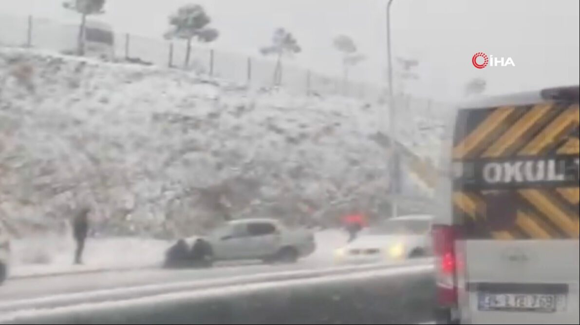 İstanbul'da beklenen kar çileye dönüştü! Kazaları beraberinde getirdi İstanbul'da beklenen kar çileye dönüştü! Kazaları beraberinde getirdi - 4. Resim