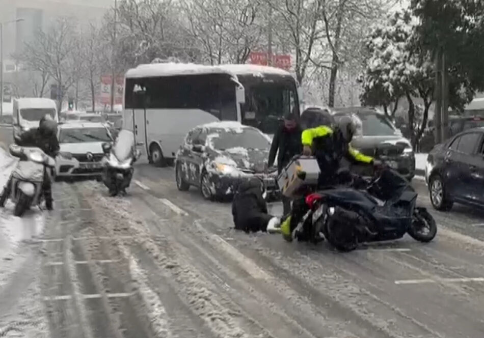 İstanbul'da beklenen kar çileye dönüştü! Kazaları beraberinde getirdi İstanbul'da beklenen kar çileye dönüştü! Kazaları beraberinde getirdi - 1. Resim
