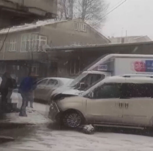 İstanbul'da beklenen kar çileye dönüştü! Kazaları beraberinde getirdi İstanbul'da beklenen kar çileye dönüştü! Kazaları beraberinde getirdi - 2. Resim