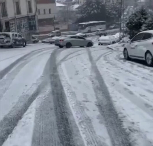 İstanbul'da beklenen kar çileye dönüştü! Kazaları beraberinde getirdi İstanbul'da beklenen kar çileye dönüştü! Kazaları beraberinde getirdi - 3. Resim
