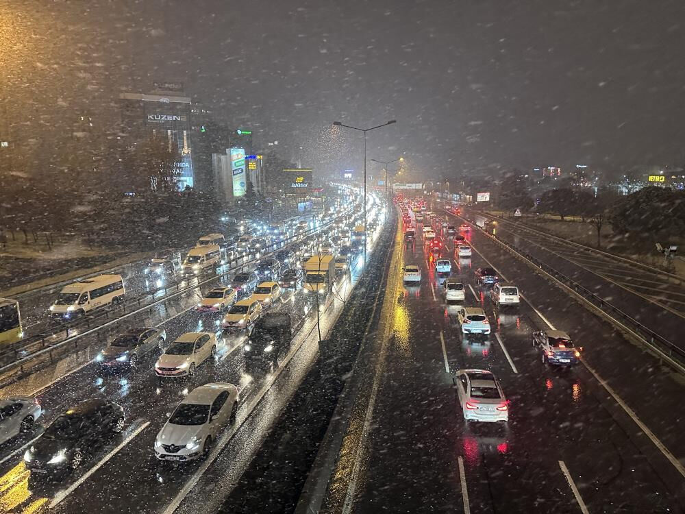 İstanbul'da beklenen kar çileye dönüştü! Kazaları beraberinde getirdi İstanbul'da beklenen kar çileye dönüştü! Kazaları beraberinde getirdi - 6. Resim