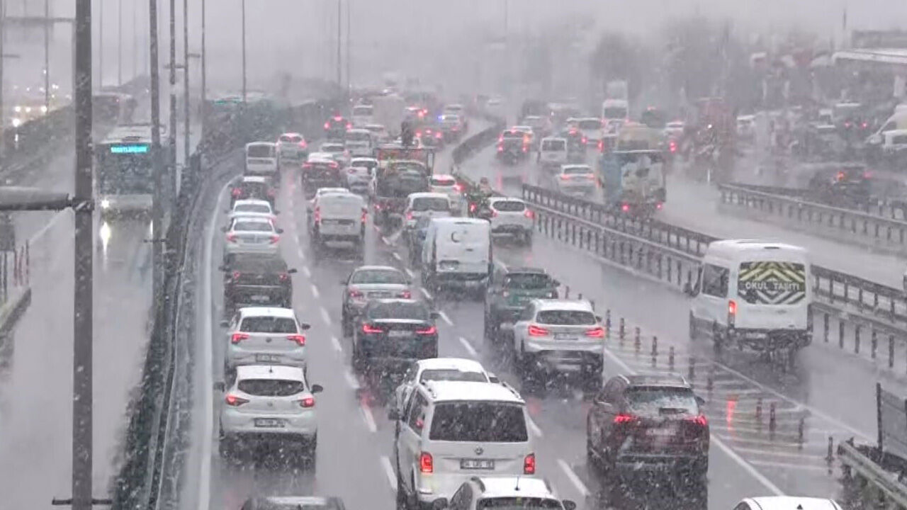 İstanbul'da kar etkisini artırdı, trafik yoğunluğu yüzde 90'ı aştı İstanbul'da kar etkisini artırdı, trafik yoğunluğu yüzde 90'ı aştı - 1. Resim