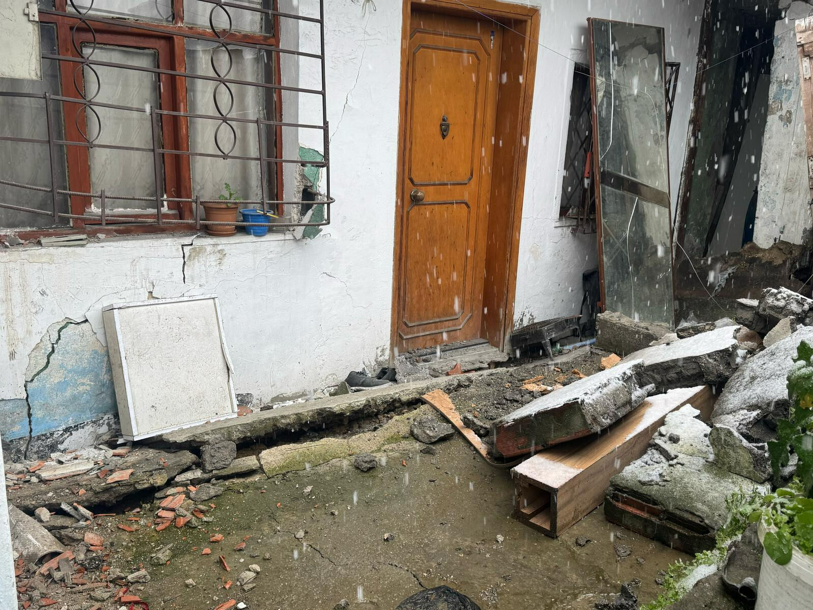 İstanbul'da toprak kayması! 3 bina boşaltıldı - 1. Resim