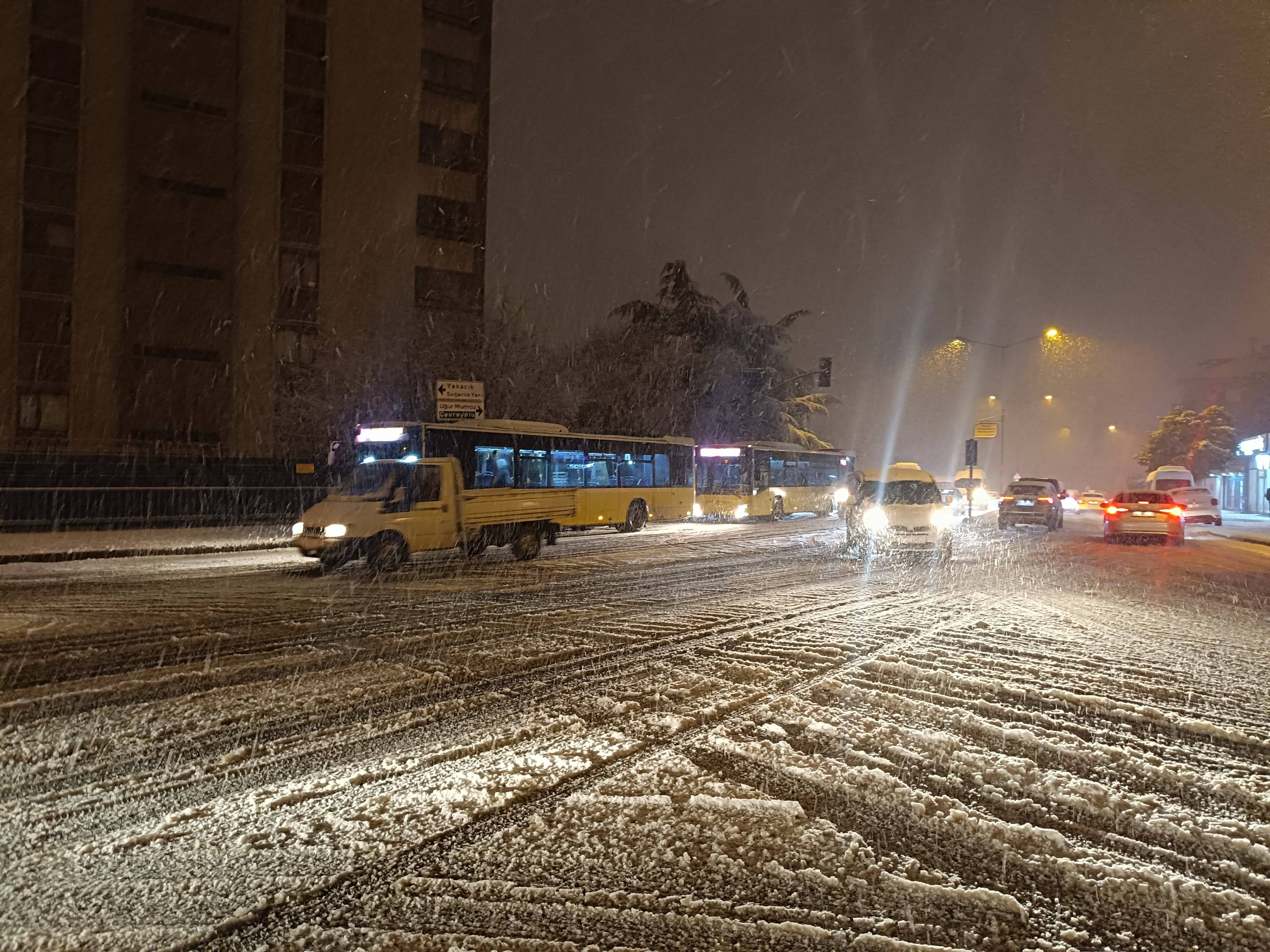 İstanbul'da yoğun karda toplu ulaşım çilesi! İETT şoförü frenleri tutmayınca tüm yolcuları yarı yolda indirdi İstanbul'da yoğun karda toplu ulaşım çilesi! İETT şoförü frenleri tutmayınca tüm yolcuları yarı yolda indirdi - 1. Resim