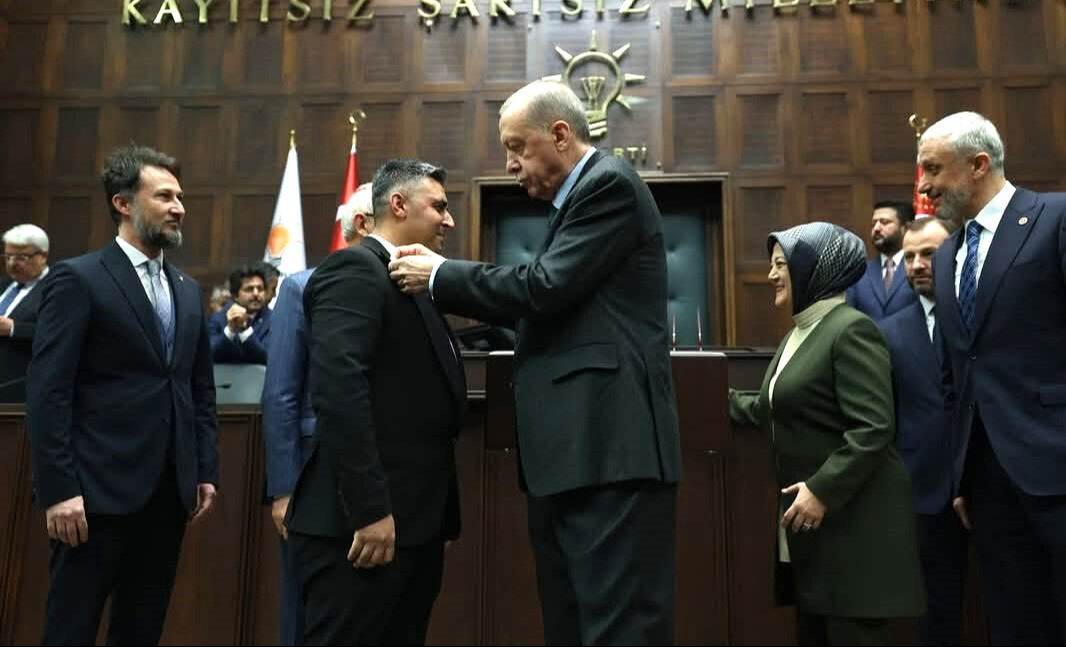 İyi Parti'de istifa rüzgarı! Belediye başkanı AK Parti'ye geçti, rozeti bizzat Erdoğan taktı - 1. Resim